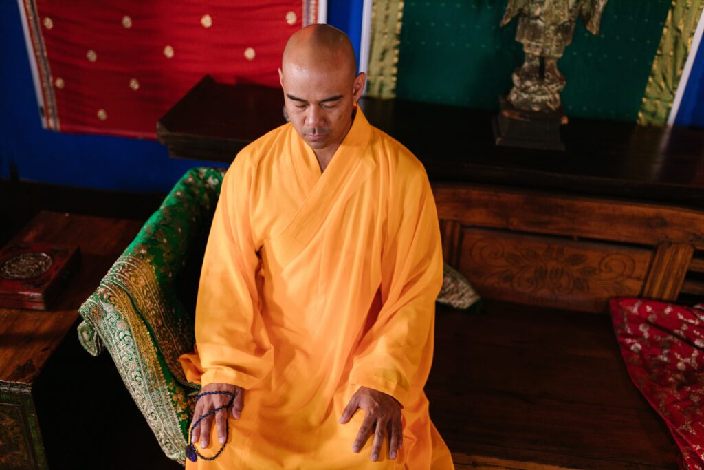 黄色い袈裟を着た僧侶が瞑想をしている写真