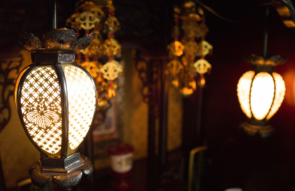 仏壇の中の吊り灯篭の写真