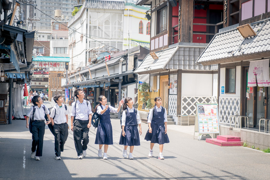 東京観光をする修学旅行生たちの写真