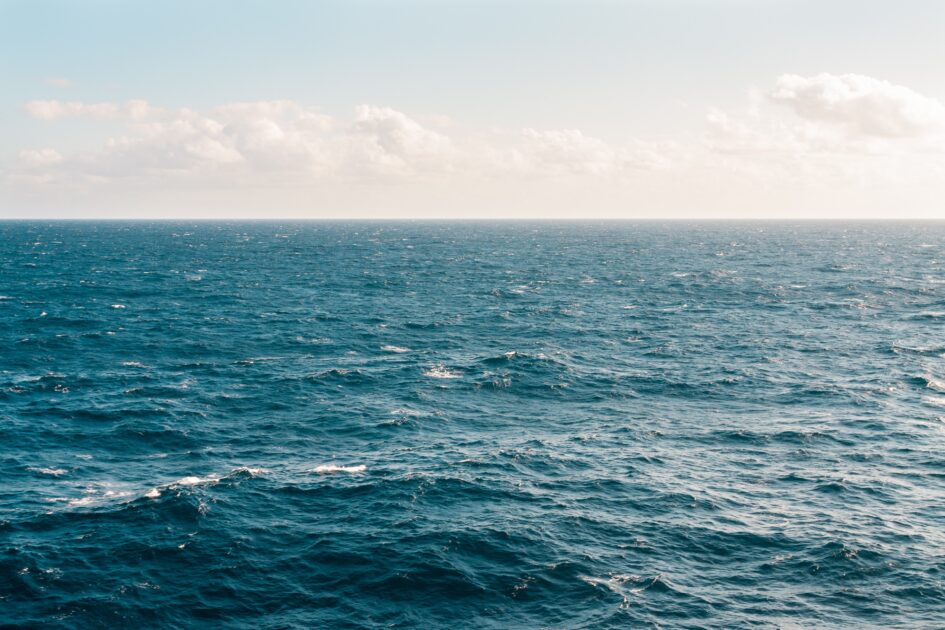 壮大な海が広がっている写真