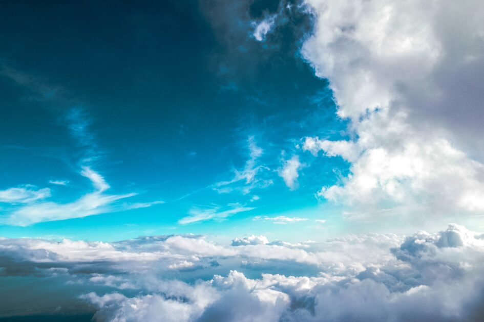 美しい雲上の青空の写真